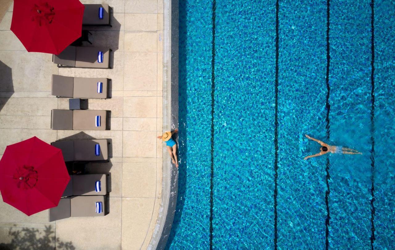 Amari Pattaya Hotel Luaran gambar The swimming pool at the hotel