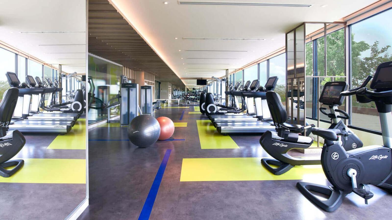 Amari Pattaya Hotel Luaran gambar The gym at the hotel