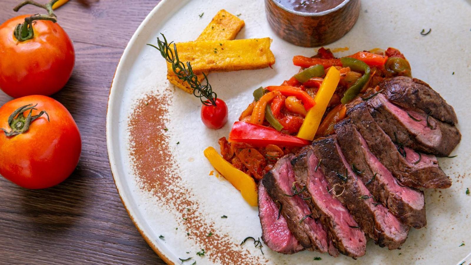 Amari Pattaya Hotel Luaran gambar A steak with vegetables